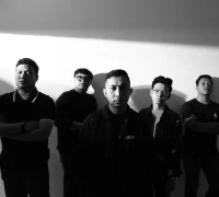 Personel band HOPE! asal Pontianak memperkenalkan single terbaru H.O.M.E., karya berbahasa Inggris pertama yang mengangkat tema kerinduan dan makna tempat pulang.