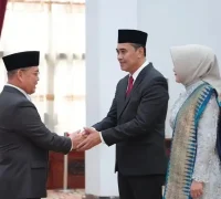 Gubernur Kalbar Ria Norsan melantik Hendra sebagai Pj Sekda Kalbar di Balai Petitih, Jumat (18/9/2026).