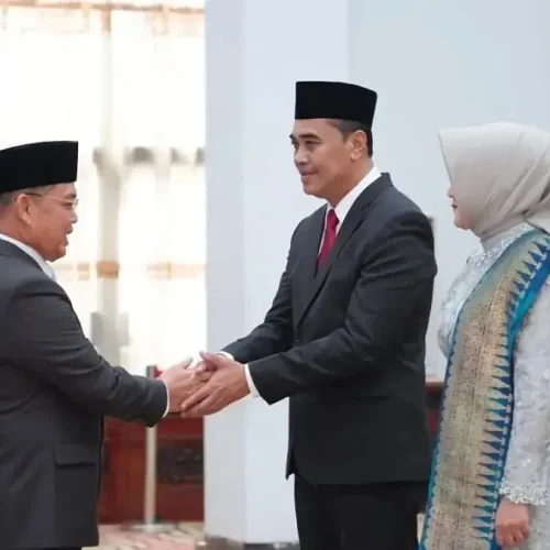 Gubernur Kalbar Ria Norsan melantik Hendra sebagai Pj Sekda Kalbar di Balai Petitih, Jumat (18/9/2026).