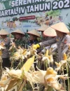 Polda Kalbar bersama petani melakukan panen jagung serentak di Bengkayang yang memecahkan dua rekor MURI. (Dok. Polda Kalbar)