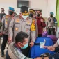 Kapolda Kalbar Alberd Teddy Benhard Sianipar bersama Bupati Kubu Raya Sujiwo meninjau lokasi karhutla di Teluk Bakung. (Prokopim KKR)