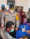 Kapolda Kalbar Alberd Teddy Benhard Sianipar bersama Bupati Kubu Raya Sujiwo meninjau lokasi karhutla di Teluk Bakung. (Prokopim KKR)