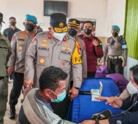 Kapolda Kalbar Alberd Teddy Benhard Sianipar bersama Bupati Kubu Raya Sujiwo meninjau lokasi karhutla di Teluk Bakung. (Prokopim KKR)
