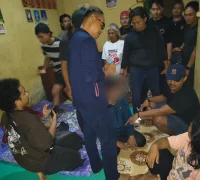 Polisi mengamankan pelaku pembunuhan di kamar kos Sanggau, Kalimantan Barat. (Dok. Polres Sanggau)