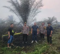 Polres Kubu Raya menyegel lahan gambut terbakar seluas 5 hektare di Sungai Ambawang.