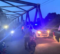 Petugas Polres Melawi membubarkan aksi balap liar di kawasan Jembatan Melawi II Kabupaten Melawi.