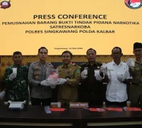 Petugas Polres Singkawang memusnahkan barang bukti sabu seberat 1,4 kilogram hasil pengungkapan kasus narkoba Mei 2026.