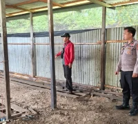 Personel Polsek Pengkadan memeriksa gudang yang viral diduga menjadi tempat penampungan BBM bersubsidi di Desa Riam Panjang, Kapuas Hulu. (Foto: Res-Kapuas Hulu)