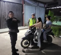 Kapolsek Pontianak Utara I Made Aris Candra Putra memimpin patroli dini hari bersama personel Polsek Pontianak Utara untuk pengamanan jelang Imlek dan Ramadan.