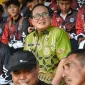 Bupati Kubu Raya Sujiwo memberikan bonus kepada atlet Popda Kubu Raya usai pertandingan semifinal di Lapangan PSP Pontianak.