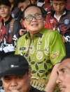 Bupati Kubu Raya Sujiwo memberikan bonus kepada atlet Popda Kubu Raya usai pertandingan semifinal di Lapangan PSP Pontianak.
