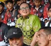 Bupati Kubu Raya Sujiwo memberikan bonus kepada atlet Popda Kubu Raya usai pertandingan semifinal di Lapangan PSP Pontianak.