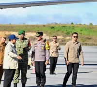 Presiden Prabowo meninjau posko tanggap darurat banjir di Tapanuli Tengah, Sumatera Utara. (BPMI Setpres/Cahyo)