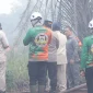 Presiden Prabowo Subianto bersama Gubernur Kalimantan Barat Ria Norsan meninjau lokasi karhutla di Jalan Angkasapura, Desa Limbung, Kabupaten Kubu Raya.