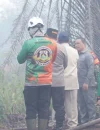 Presiden Prabowo Subianto bersama Gubernur Kalimantan Barat Ria Norsan meninjau lokasi karhutla di Jalan Angkasapura, Desa Limbung, Kabupaten Kubu Raya.