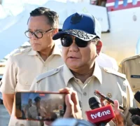 Presiden Prabowo Subianto meninjau posko pengungsian korban banjir dan longsor di Sumatera. (BPMI Setpres/Cahyo)