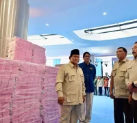 Presiden Prabowo Subianto memberikan apresiasi kepada Satgas PKH atas keberhasilan penertiban kawasan hutan dan penyelamatan keuangan negara. (Foto : BPMI Setpres)