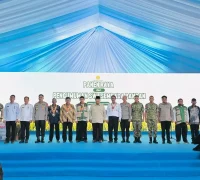 Presiden Prabowo Subianto menganugerahkan tanda kehormatan pada momen swasembada pangan 2025 di Karawang. (Foto: BPMI Setpres/Laily Rachev)