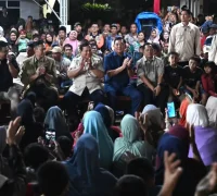 Presiden Prabowo Subianto menghabiskan malam Tahun Baru 2026 bersama warga terdampak bencana di Desa Batu Hula, Tapanuli Selatan. (BPMI Setpres)