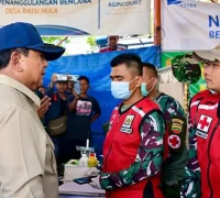 Presiden Prabowo Subianto meninjau Posko Kesehatan Kodam I/Bukit Barisan di Batang Toru, Tapanuli Selatan. (BPMI Setpres/Rusman |)