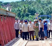 Presiden Prabowo Subianto meninjau pembangunan Jembatan Bailey Sungai Garoga di Batang Toru, Tapanuli Selatan. (BPMI Setpres/Rusman)