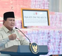 Presiden Prabowo Subianto menyampaikan arahan saat penyerahan laporan capaian Satgas PKH di Kejaksaan Agung RI. (BPMI Setpres)