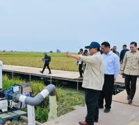 Presiden Prabowo Subianto meninjau panen raya dan teknologi pertanian modern di Karawang. (Foto: BPMI Setpres/Laily Rachev)