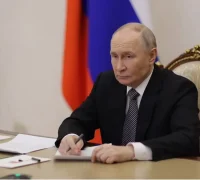 Presiden Rusia Vladimir Putin menyampaikan pernyataan tegas soal perang Ukraina dan kritik terhadap Uni Eropa dalam konferensi pers tahunan Direct Line 2025. (instagram.com/russian_kremlin)