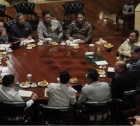 Presiden Prabowo Subianto memimpin rapat terbatas bersama menteri di Hambalang Presiden Prabowo Subianto memimpin rapat terbatas bersama menteri di Hambalang, Bogor. (BPMI Setpres)