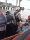 Tim SAR gabungan saat melakukan pencarian pria yang terjun ke Sungai Kapuas di kawasan Dermaga Seng Hie Pontianak.