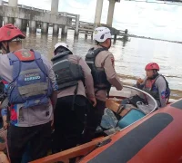 Tim SAR gabungan saat melakukan pencarian pria yang terjun ke Sungai Kapuas di kawasan Dermaga Seng Hie Pontianak.