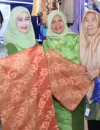 Ketua Dekranasda Kalbar Erlina Ria Norsan meninjau stan produk kriya Kalimantan Barat pada HUT ke-46 Dekranas di Makassar.