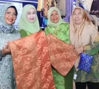 Ketua Dekranasda Kalbar Erlina Ria Norsan meninjau stan produk kriya Kalimantan Barat pada HUT ke-46 Dekranas di Makassar.