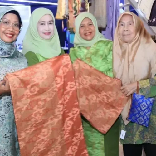 Ketua Dekranasda Kalbar Erlina Ria Norsan meninjau stan produk kriya Kalimantan Barat pada HUT ke-46 Dekranas di Makassar.