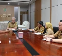 Sekda Kalbar Harisson saat menerima audiensi DPD REI Kalbar terkait percepatan Program Strategis Nasional 3 Juta Rumah di Kantor Gubernur Kalbar.