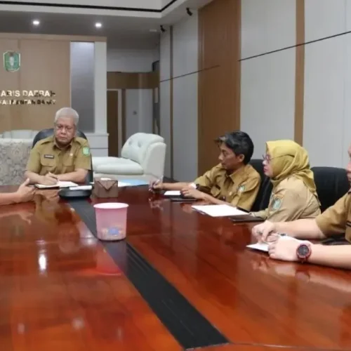 Sekda Kalbar Harisson saat menerima audiensi DPD REI Kalbar terkait percepatan Program Strategis Nasional 3 Juta Rumah di Kantor Gubernur Kalbar.