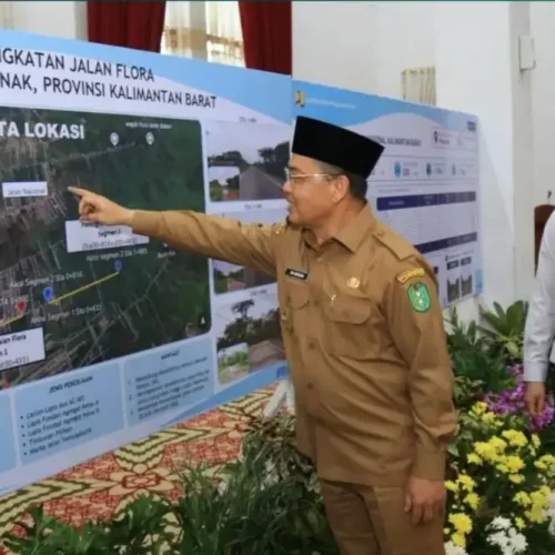 Gubernur Kalbar Ria Norsan mengikuti peresmian Inpres Jalan Daerah dari Balai Petitih Pontianak.