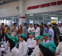 Seskab Teddy Indra Wijaya meninjau peserta Program Magang Nasional di PT Denso Indonesia. (instagram.com/sekretariat.kabinet)