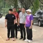 Bupati Kubu Raya Sujiwo meninjau proyek di Jalan Supadio yang dihentikan sementara akibat ceceran tanah di jalan raya. (Foto: Prokopim KKR)