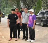 Bupati Kubu Raya Sujiwo meninjau proyek di Jalan Supadio yang dihentikan sementara akibat ceceran tanah di jalan raya. (Foto: Prokopim KKR)