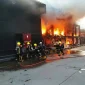 Petugas pemadam kebakaran dan tim penyelamat mengevakuasi korban di lokasi kebakaran pub di Bangkok, Thailand.