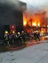 Petugas pemadam kebakaran dan tim penyelamat mengevakuasi korban di lokasi kebakaran pub di Bangkok, Thailand.