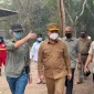 Gubernur Kalbar Ria Norsan meninjau fasilitas Pusat Rehabilitasi Orang Utan YIARI di Kabupaten Ketapang.