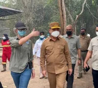 Gubernur Kalbar Ria Norsan meninjau fasilitas Pusat Rehabilitasi Orang Utan YIARI di Kabupaten Ketapang.