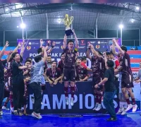 Pemain RR FC merayakan keberhasilan menjadi juara Pontianak Futsal League 2026 usai mengalahkan Muhajirin FC di Sport Hall UPGRI Pontianak.
