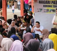 Raffi Ahmad mengunjungi dan berdialog dengan korban banjir di Nagari Pasie Laweh, Padang Pariaman. (instagram.com/raffinagita1717)