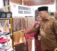 Gubernur Kalimantan Barat Ria Norsan saat membuka Rakerda Dekranasda Kalbar Tahun 2026 di Pendopo Gubernur Pontianak.