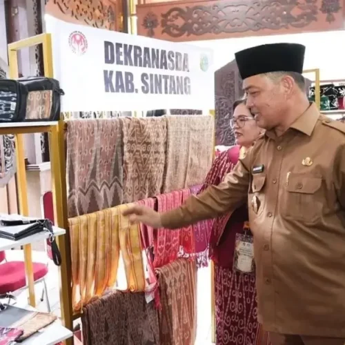 Gubernur Kalimantan Barat Ria Norsan saat membuka Rakerda Dekranasda Kalbar Tahun 2026 di Pendopo Gubernur Pontianak.