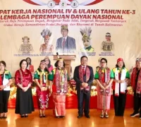 Asisten I Sekda Kalbar Y. Anthonius R. saat membuka Rakernas IV dan HUT ke-3 LPDN di Rumah Radakng Pontianak.