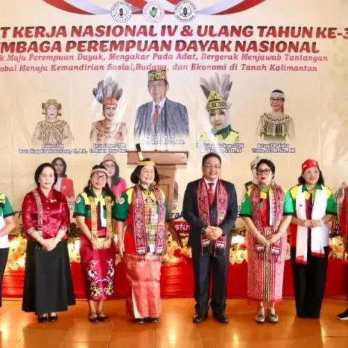 Asisten I Sekda Kalbar Y. Anthonius R. saat membuka Rakernas IV dan HUT ke-3 LPDN di Rumah Radakng Pontianak.